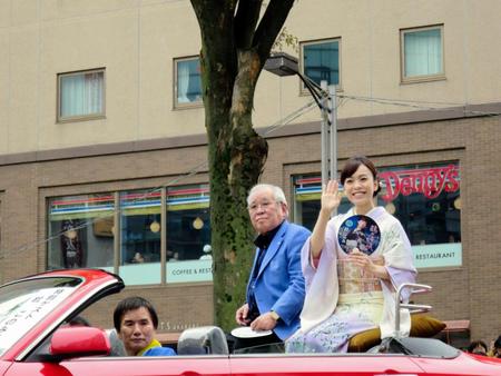 赤羽馬鹿祭りのオープンカーパレードに参加した杜このみと野村克也氏（右）＝東京・赤羽