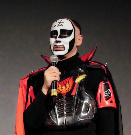 熊本地震の被災者を応援するパラパラ漫画作成の意思を明かした鉄拳＝沖縄・那覇市内