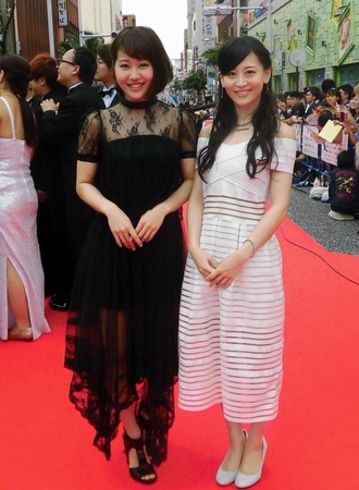 レッドカーペットに登場し、共演の門脇佳奈子（左）と並ぶＮＭＢ４８・上西恵＝沖縄・那覇市内