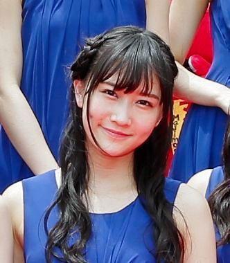 レッドカーペットに登場したＮＭＢ４８・矢倉楓子＝沖縄・那覇市内