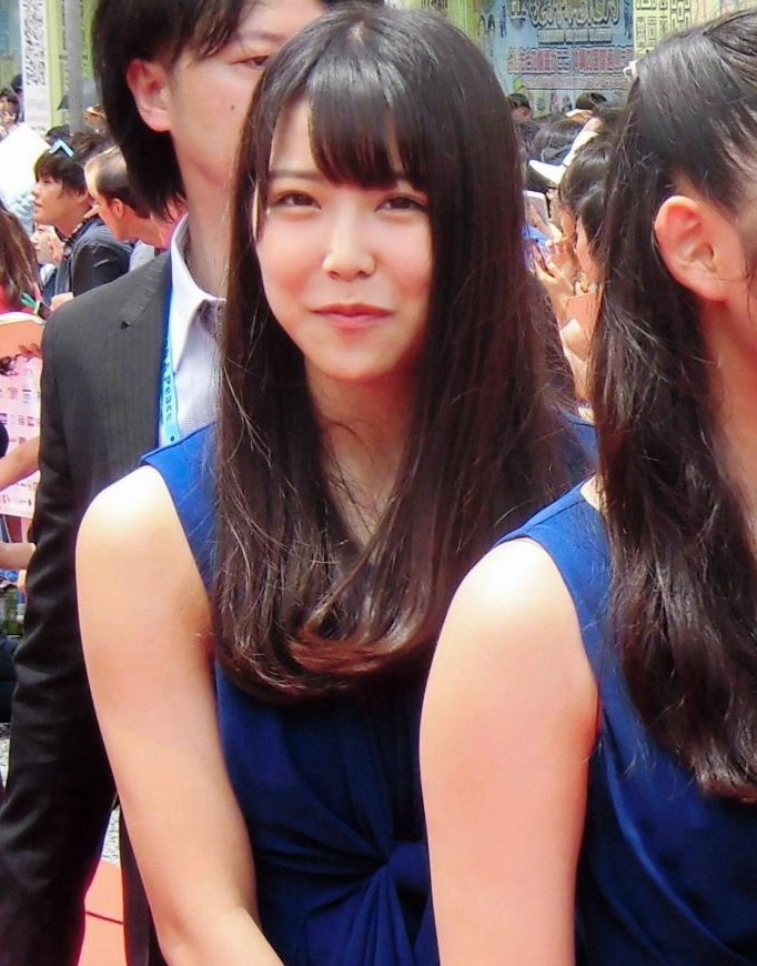 レッドカーペットに登場したＮＭＢ４８・白間美瑠＝沖縄・那覇市内