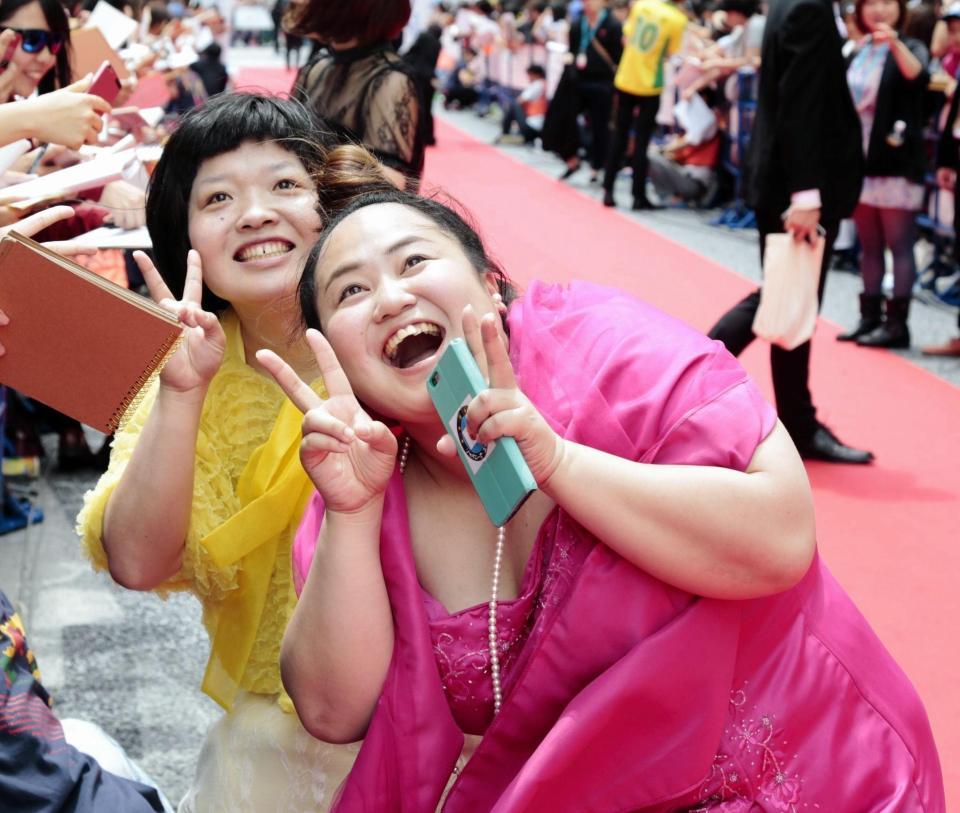 意中の男性との“破局”を明かしたおかずクラブのゆいＰ（右）＝沖縄・那覇市内