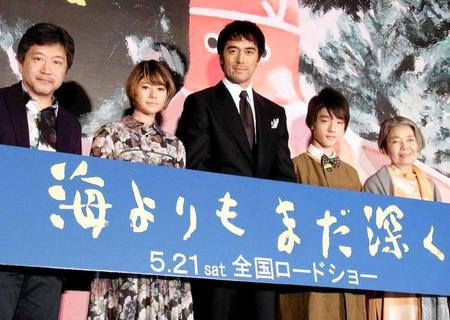 　舞台あいさつした（左から）是枝裕和監督、真木よう子、阿部寛、吉澤太陽、樹木希林＝東京・丸の内ピカデリー