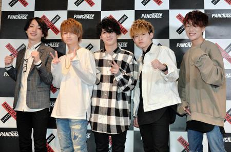 　ＺＥＲＯのメンバーと共にポーズをとる森本龍太郎（中央）＝東京・ディファ有明（撮影・西岡正）