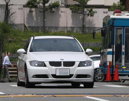 裁判を終え、車で裁判所を後にする野々村被告を乗せたと見られる車（一部加工してあります「）＝神戸市中央区