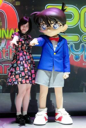 大好きなコナンと共演し喜ぶ岩田華怜（左）＝東京ジョイポリス
