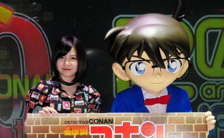 大好きなコナンと共演し喜ぶ岩田華怜（左）＝東京ジョイポリス