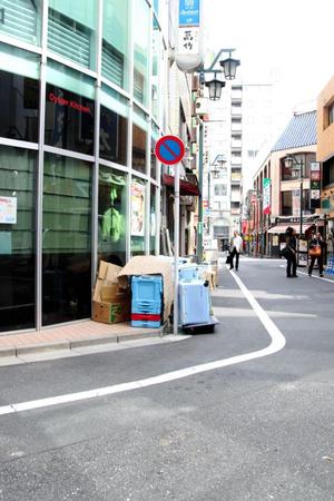 前田健が倒れた新宿三丁目の現場。右前方は新宿２丁目方向