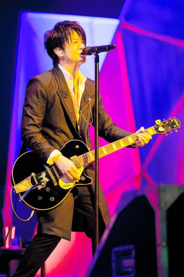 　エレキギターでの演奏を初披露するＴＥＲＵ＝日本武道館