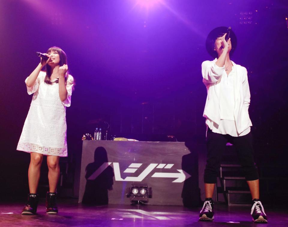 ｍｉｗａ（左）とデュエットするハジ→＝東京・豊洲ＰＩＴ