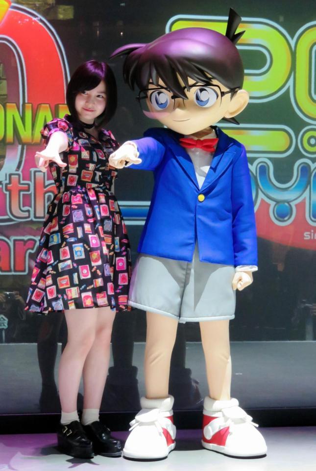 大好きなコナンと共演し喜ぶ岩田華怜（左）＝東京ジョイポリス