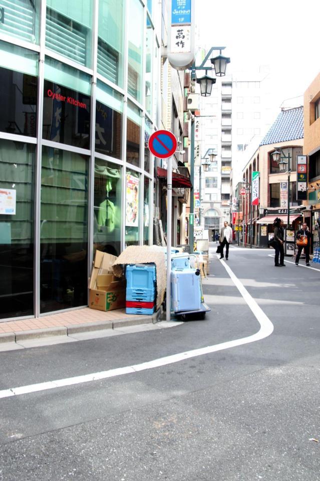 前田健が倒れた新宿三丁目の現場。右前方は新宿２丁目方向