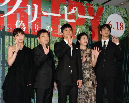 　レッドカーペットで記念撮影に納まる（左から）川口春奈、香川照之、西島秀俊、竹内結子、東出昌大＝東京都内