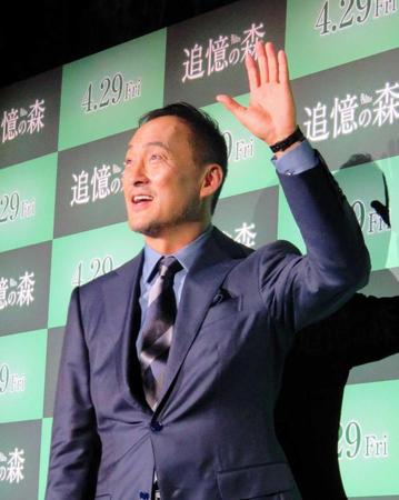 　マシュー・マコノヒーから、ひとあし早く孫の誕生を祝福された渡辺謙＝東京・六本木