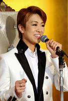 宝塚歌劇団退団会見であいさつする北翔海莉＝ホテル阪急インターナショナル（撮影・持木克友）