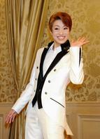 会見を終え顔で手を振り会場を後にする北翔海莉＝ホテル阪急インターナショナル（撮影・持木克友）