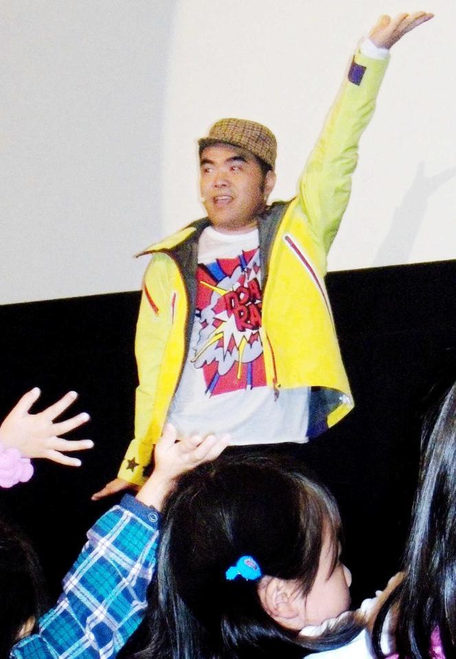 　子どもたちに振付指導する前田健さん＝２０１０年１０月