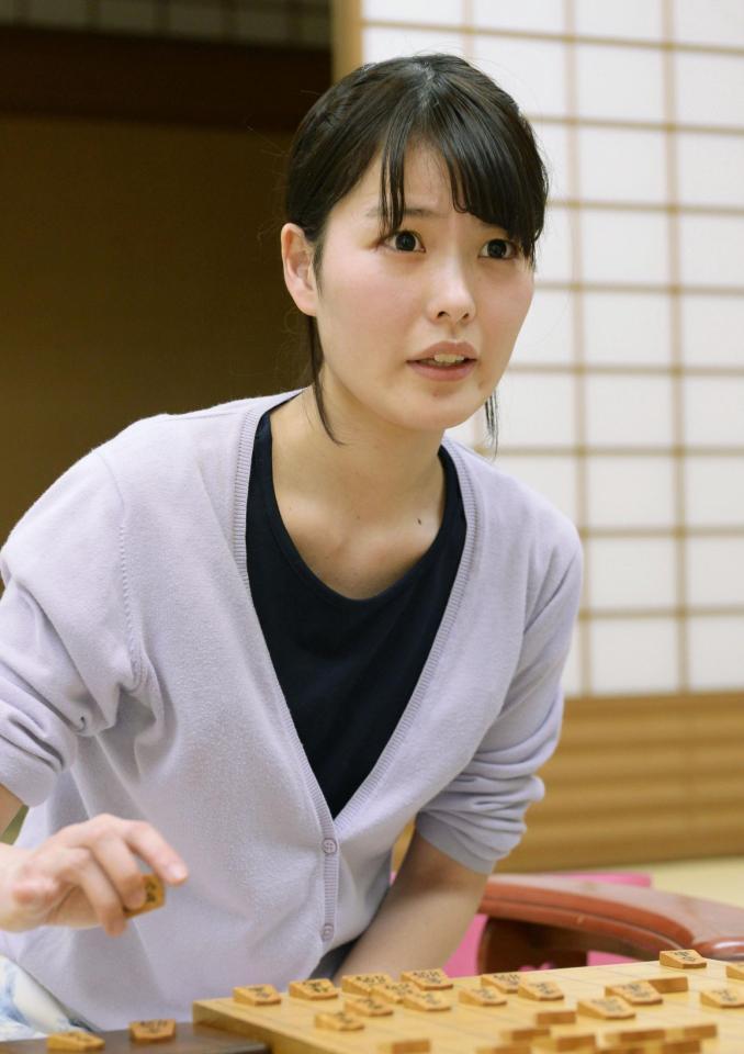 　第38期女流王将戦で本戦入りし、女流プロ棋士２級に昇格した里見咲紀さん＝27日、大阪市