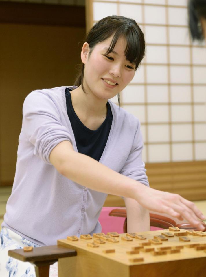 　第38期女流王将戦で本戦入りし、女流プロ棋士２級に昇格した里見咲紀さん＝27日、大阪市