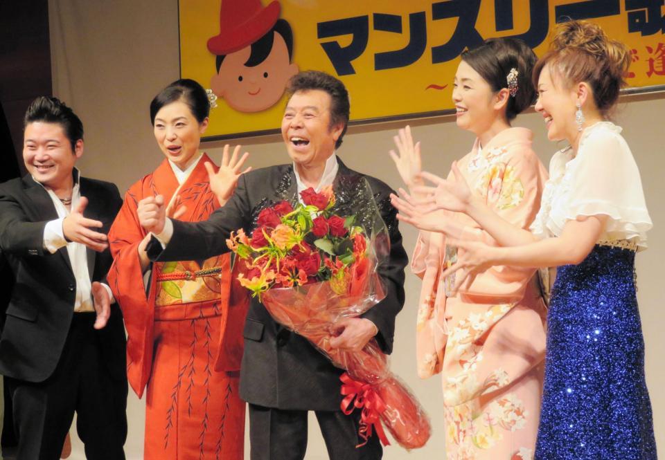 後輩の（左から）村木弾、小沢あきこ、（右から）松川未樹、多岐川舞子に祝福される冠二郎＝東京・代々木上原