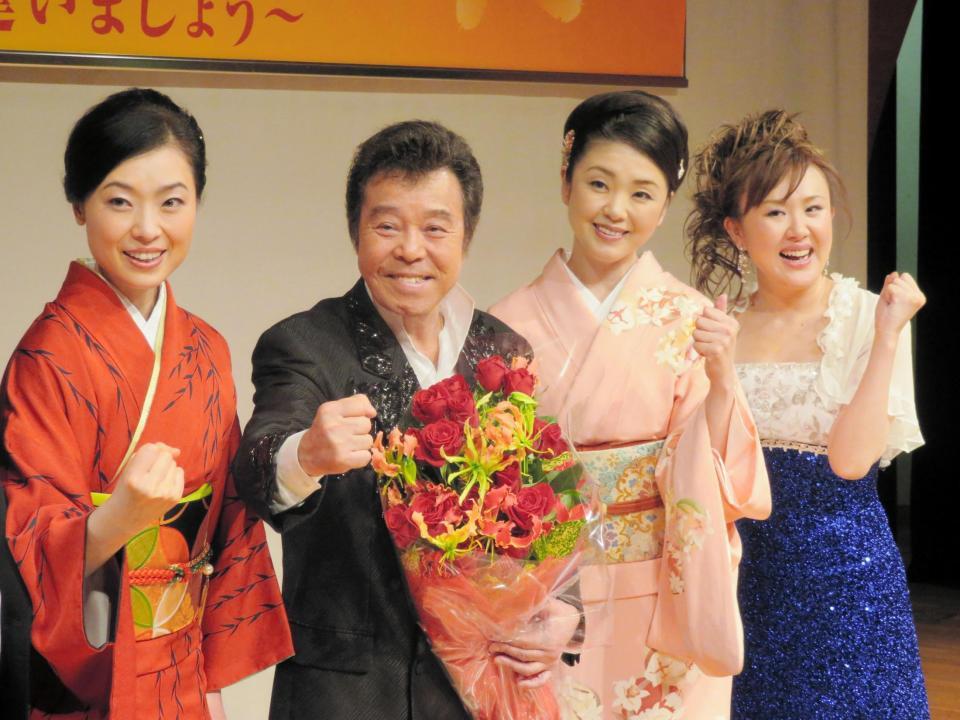 後輩の小沢あきこ（左）松川未樹（右）、多岐川舞子（右から２人目）に祝福される冠二郎＝東京・代々木上原