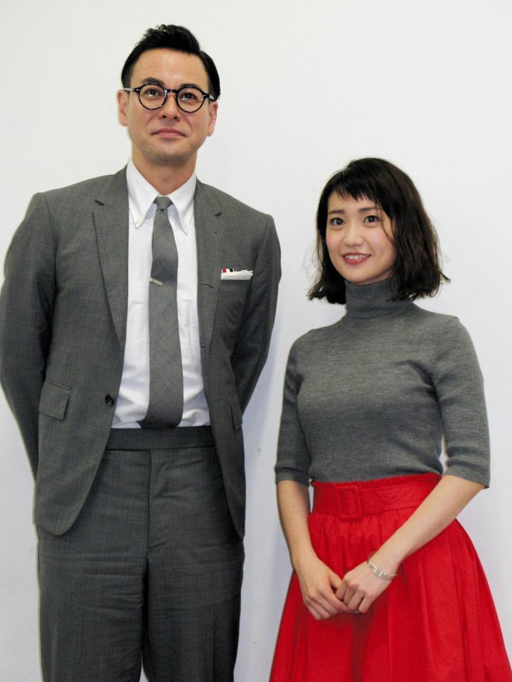 舞台「美幸－アンコンディショナルラブ」の会見を行った大島優子と鈴木浩介＝大阪市内