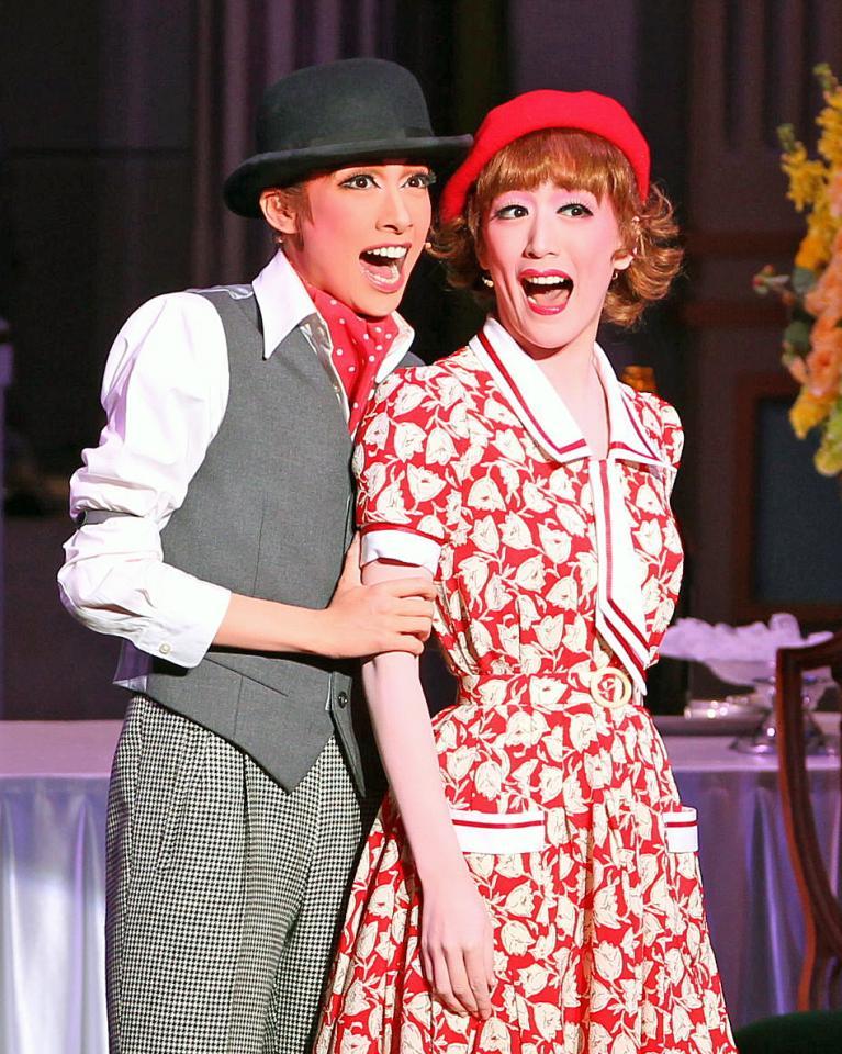 宝塚歌劇団花組公演「「ＭＥ　ＡＮＤ　ＭＹ　ＧＩＲＬ」でビルを演じる明日海りお(左）とサリー役の花乃まりあ＝宝塚大劇場