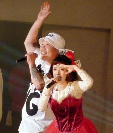 ゲスト出演した千秋（右）とパフォーマンスするＥＴ－ＫＩＮＧのリーダー・いときん＝大阪市の大阪城野外音楽堂