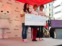 映画「すっと前から好きでした～告白実行委員会～」公開記念イベントに登場した鈴木奈々（中央）とおおしま兄妹＝東京・渋谷の１０９前イベントスペース