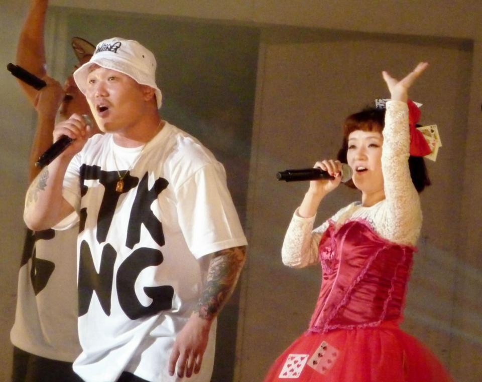 ゲスト出演した千秋（右）とパフォーマンスするＥＴ－ＫＩＮＧのリーダー・いときん＝大阪市の大阪城野外音楽堂