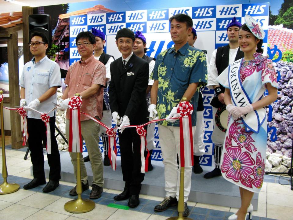 Ｈ．Ｉ．Ｓ．大阪駅前沖縄支店でテープカットをする山咲トオル（左から３人目）＝大阪市内