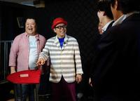 大阪市内で「となりの人間国宝さん」のロケを行ったブラックマヨネーズ・小杉竜一（左橋）と円広志（同２人目）