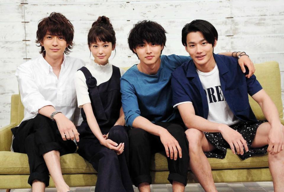 　勢ぞろいで制作発表した（左から）三浦翔平、桐谷美玲、山崎賢人、野村周平