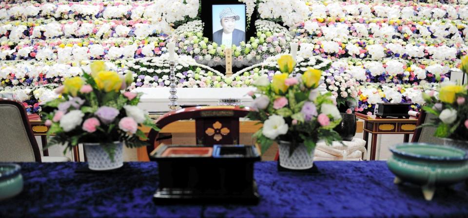 通夜が営まれた前田健さんの祭壇＝東京・代々幡斎場