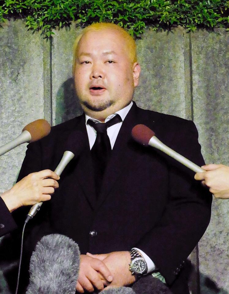 前田さんについて語るハチミツ二郎＝東京・代々幡斎場