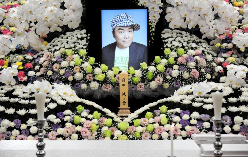 前田健さんの祭壇＝東京・代々幡斎場