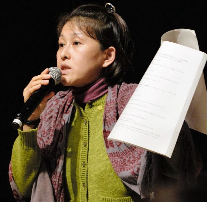 録音データを文章に直した紙を手に一連の騒動について語る岡本夏生＝東京都都内