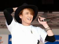 ミニライブの熱唱する諸星和己＝静岡競輪場（撮影・開出牧）