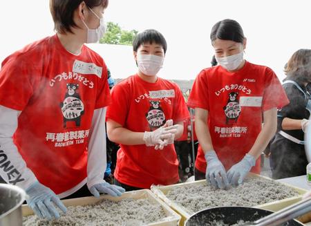 　熊本県益城町の総合体育館で炊き出しの手伝いをする山口茜選手（中央）ら