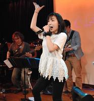 １５周年ライブへ向け、リハーサルをする加護亜依＝東京都港区の六本木クラップス（撮影・出月俊成）