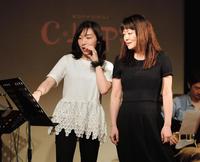 加護亜依（左にアドバイスを送るＮＡＯＭＩ＝東京都港区の六本木クラップス（撮影・出月俊成）