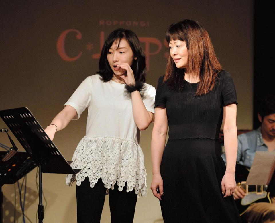 加護亜依（左にアドバイスを送るＮＡＯＭＩ＝東京都港区の六本木クラップス（撮影・出月俊成）