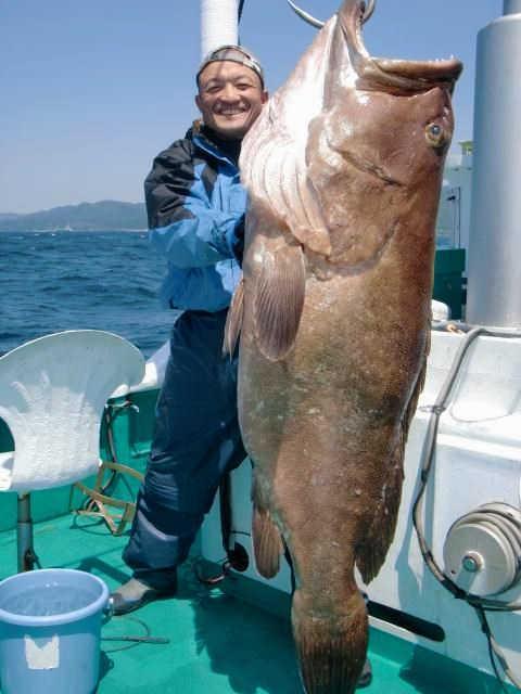 　超巨大クエを釣り上げた田嶋和彦さん