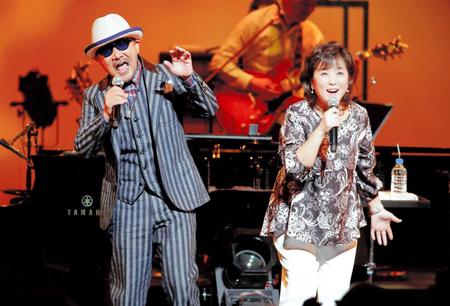 　先月２９日、２６年ぶりにデュエットを披露した石川優子（右）とＣｈａｇｅ＝東京・府中の森芸術劇場