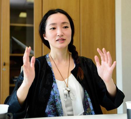 　ライブへの意気込みを語る安藤裕子＝恵比寿ガーデンプレイス（撮影・三好信也）