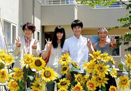 　映画「バースデーカード」の（左から）ユースケ・サンタマリア、主演の橋本愛、中村蒼、須賀健太
