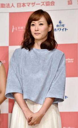 ベストマザー賞を受賞した藤本美貴＝東京・築地（撮影・佐々木彰尚）