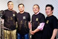 　「六甲おろし」を歌った（左から）オール巨人、川藤幸三氏、澁谷天外、ＢＯＲＯ