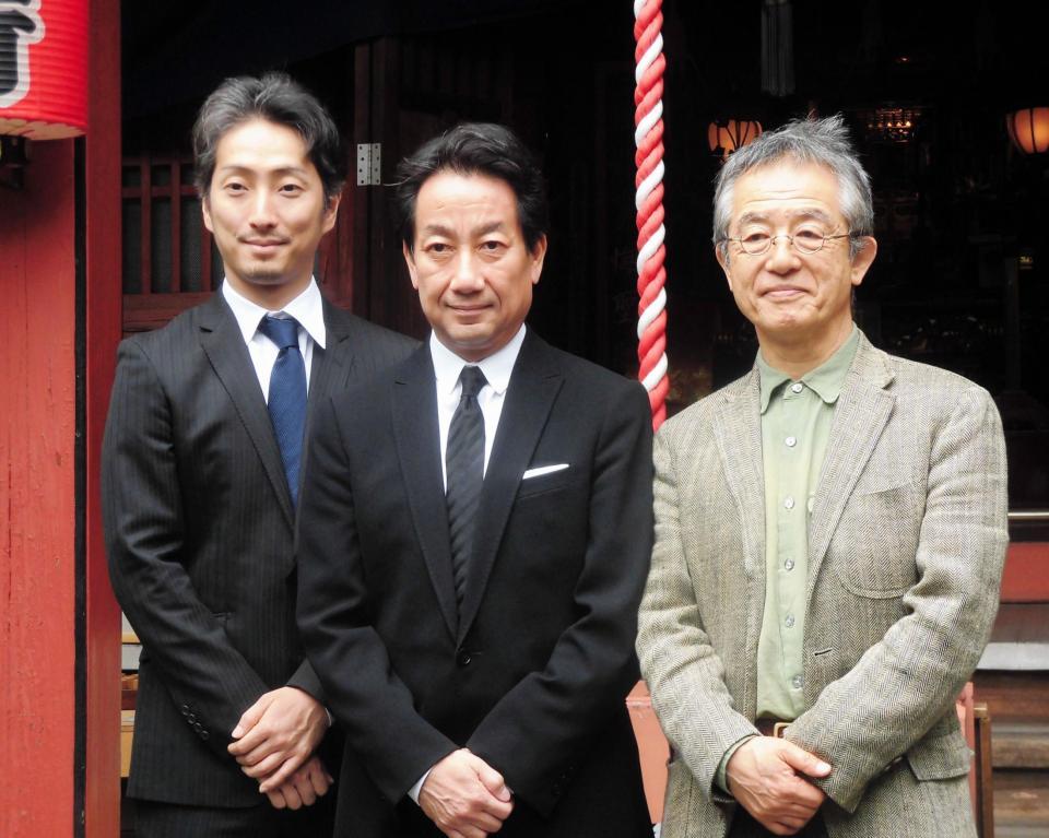 安全祈願を行った（左から）中村七之助、中村扇雀、串田和美氏＝東京・四谷の陽運寺