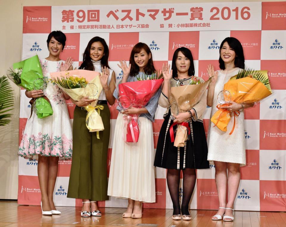 ベストマザー賞を受賞した（左から）浅尾美和氏、滝沢眞規子、藤本美貴、湊かなえ氏、友利新氏＝東京・築地（撮影・佐々木彰尚）